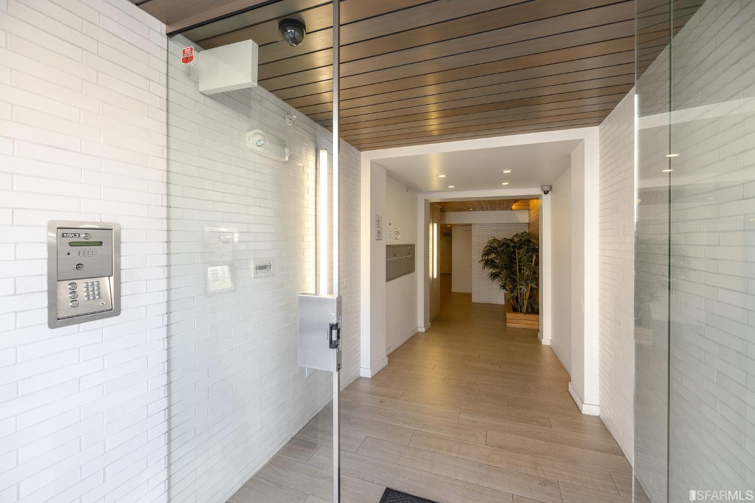 2829 California Street Unit: 4C