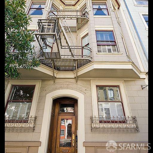 985 Pine Street