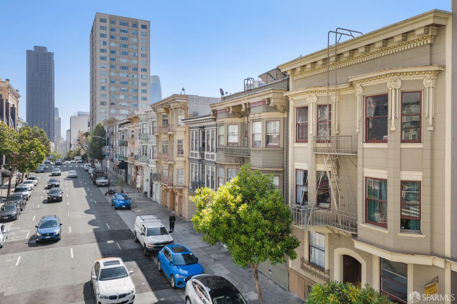 985 Pine Street
