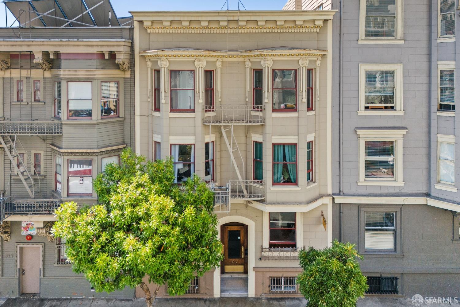 985 Pine Street
