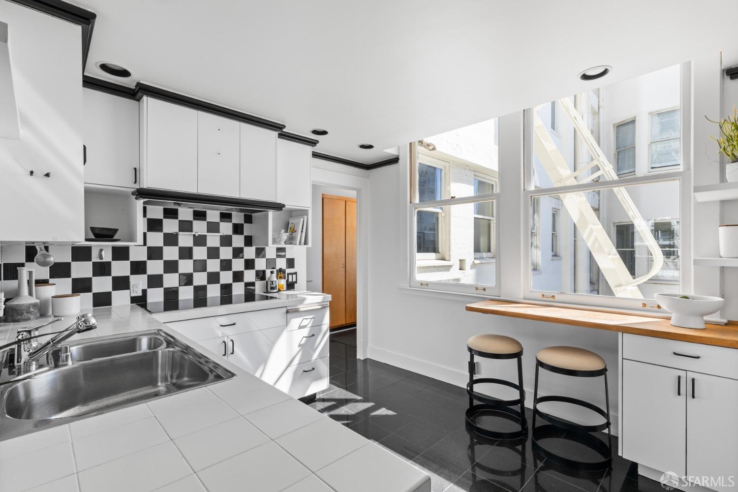 1810 Jackson Street Unit: 5