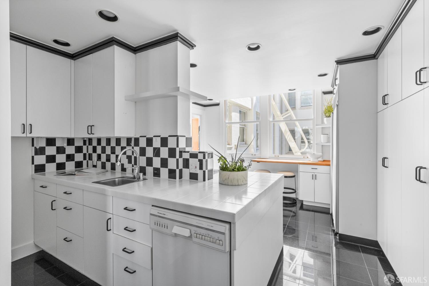 1810 Jackson Street Unit: 5