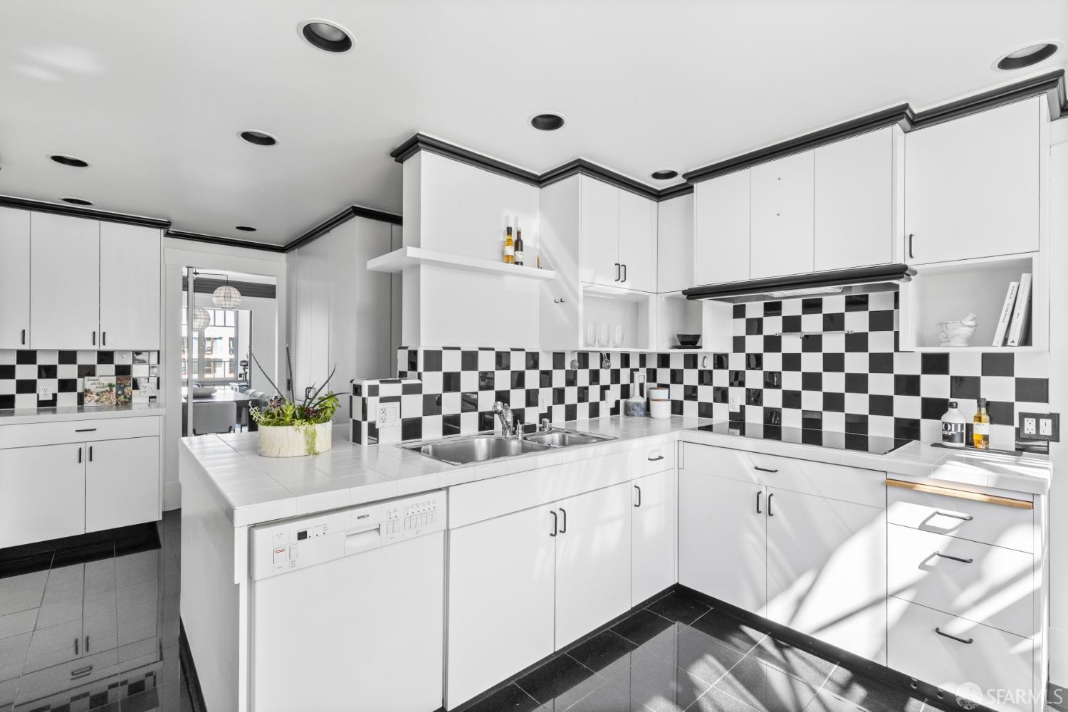 1810 Jackson Street Unit: 5