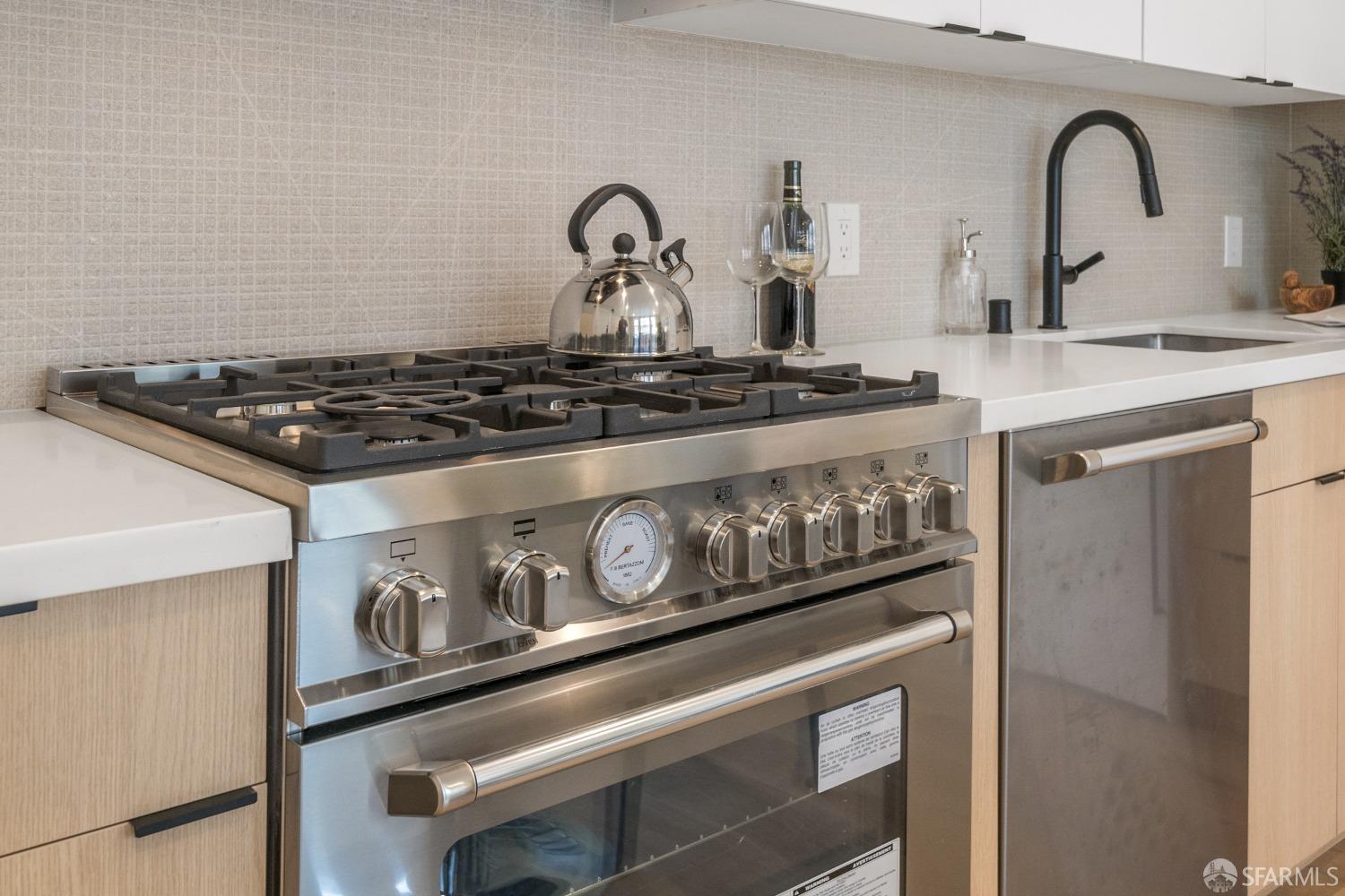 1492 Larkin Street Unit: 1