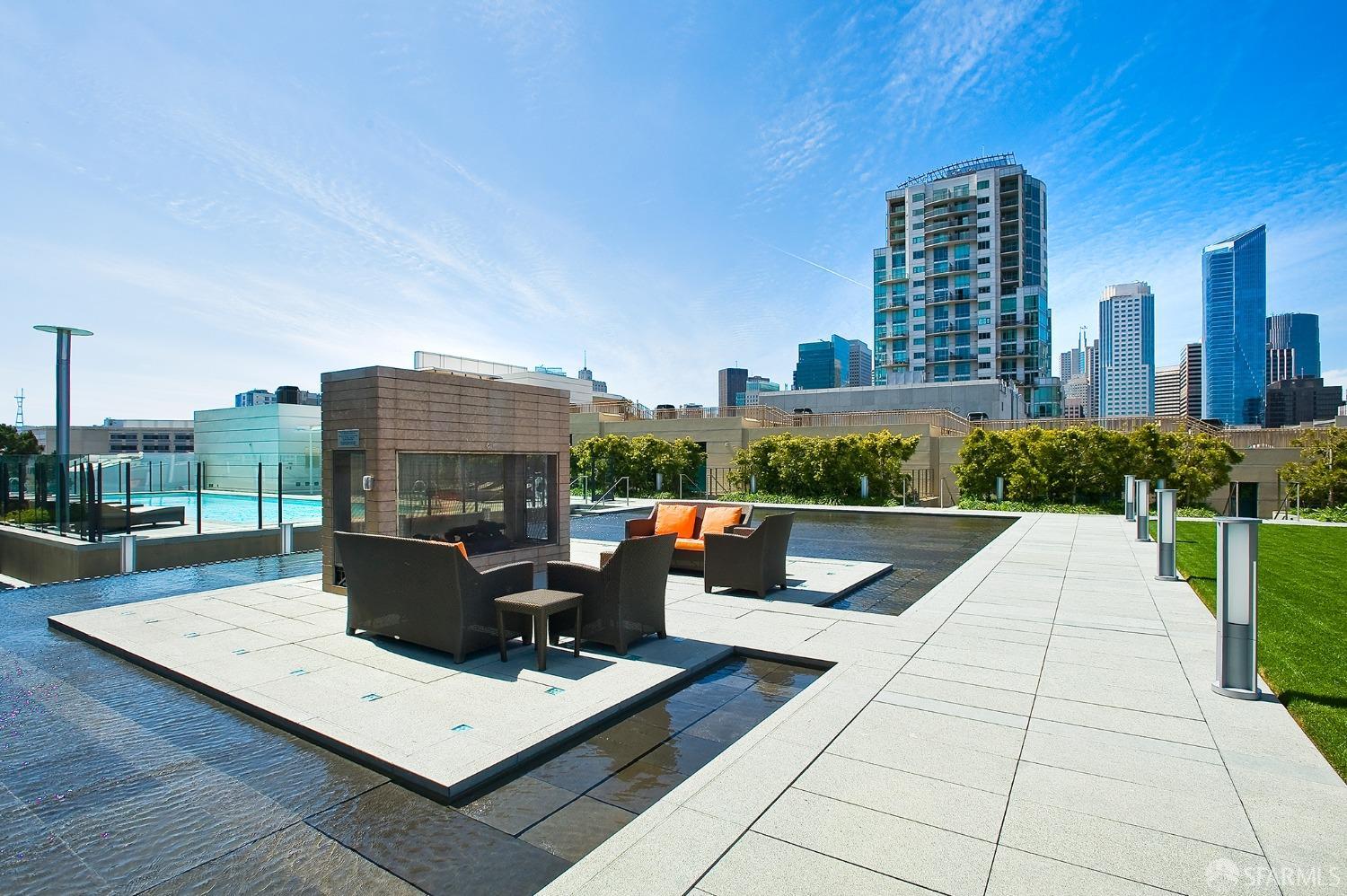 425 1st Street Unit: 906