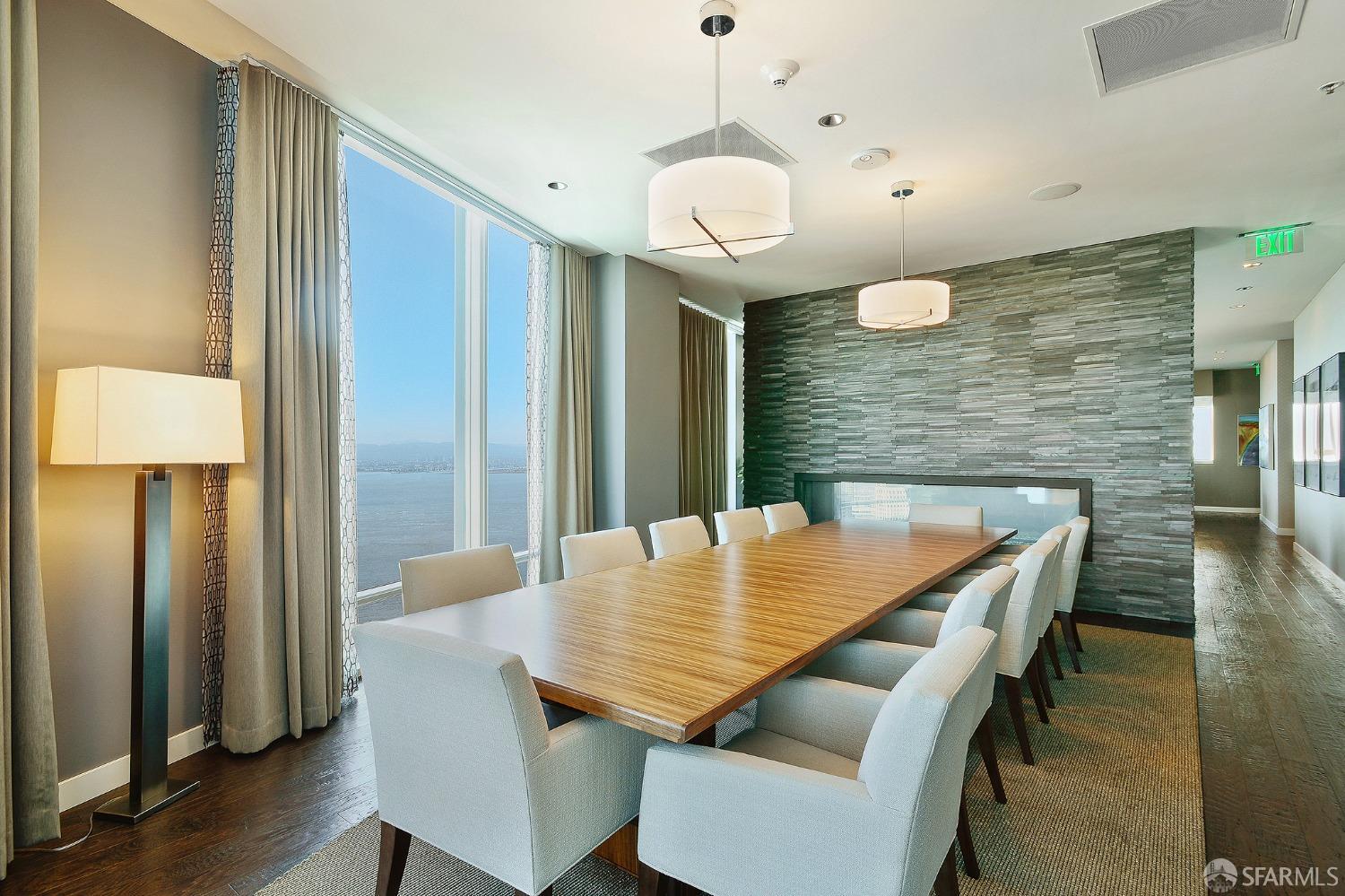 425 1st Street Unit: 906