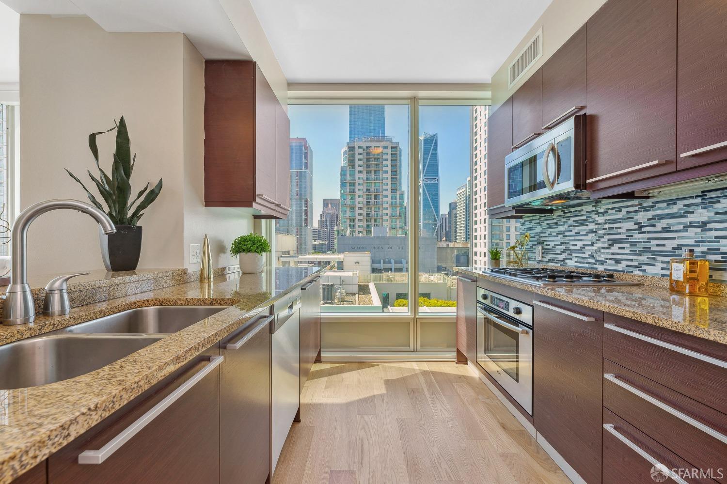 425 1st Street Unit: 906