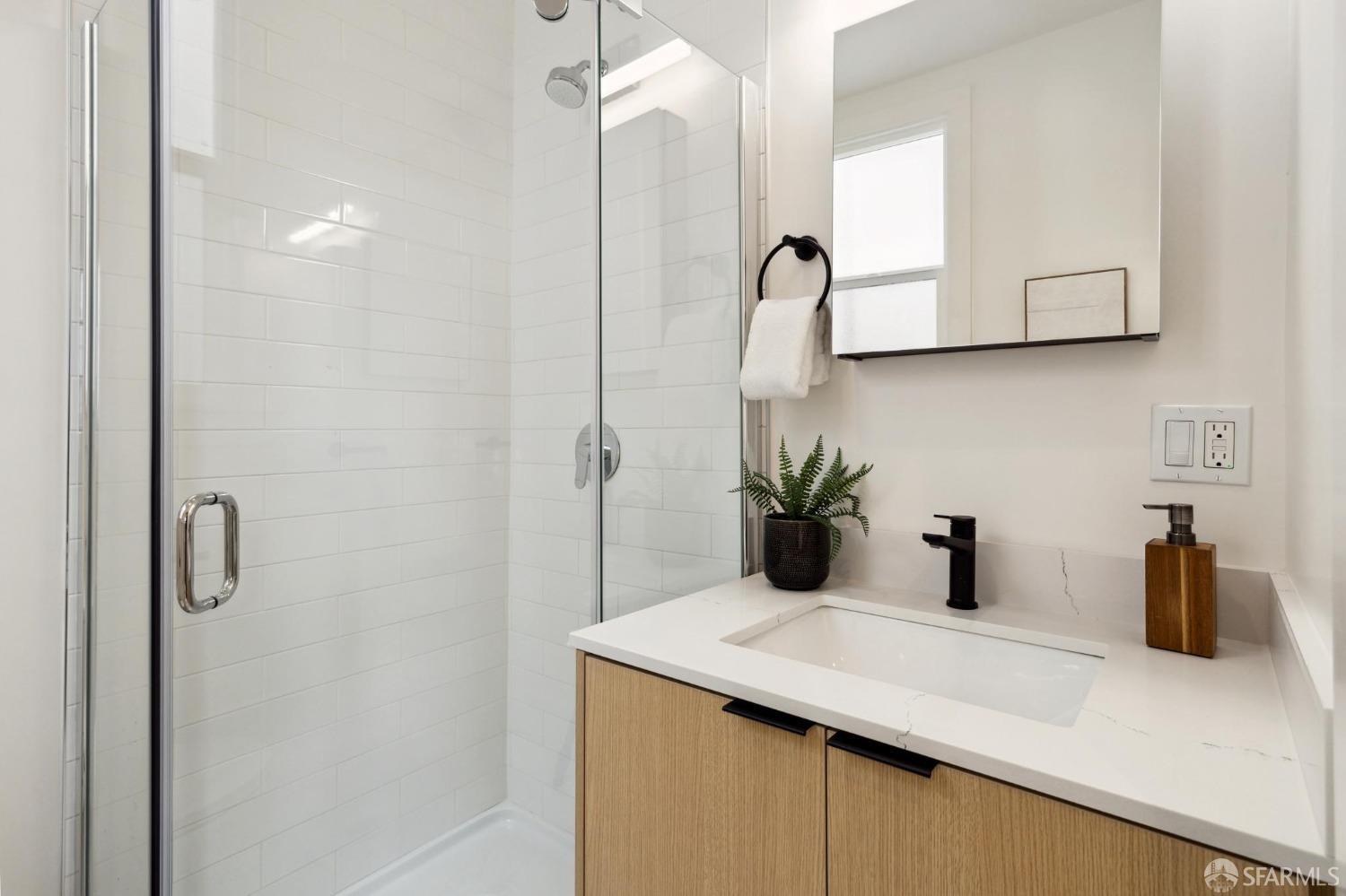 1811 Leavenworth Street Unit: 6