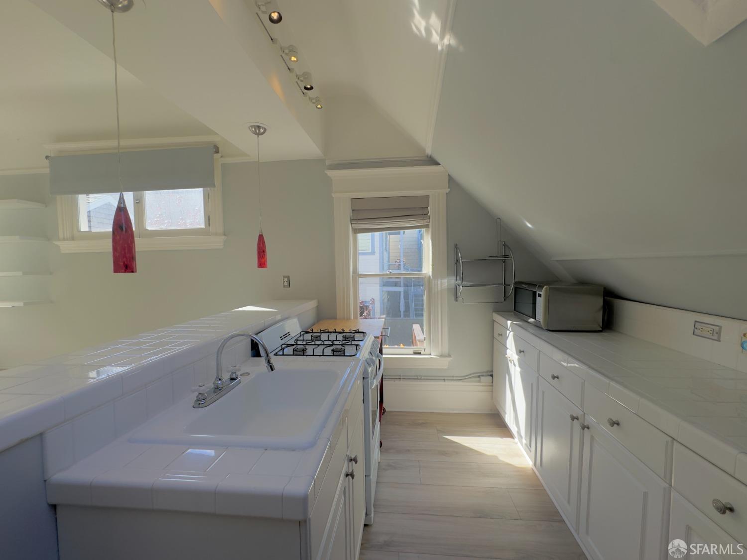 360 Lily Street # 10