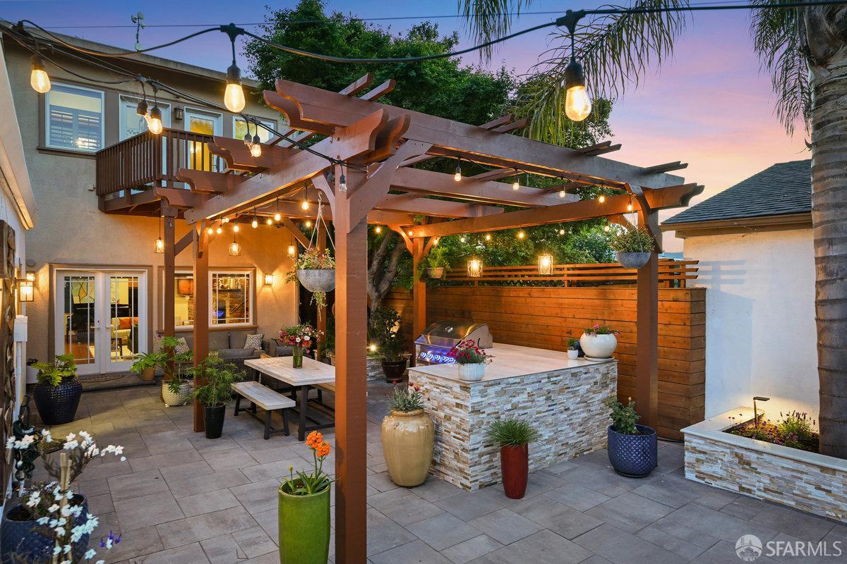2445 Encinal Avenue