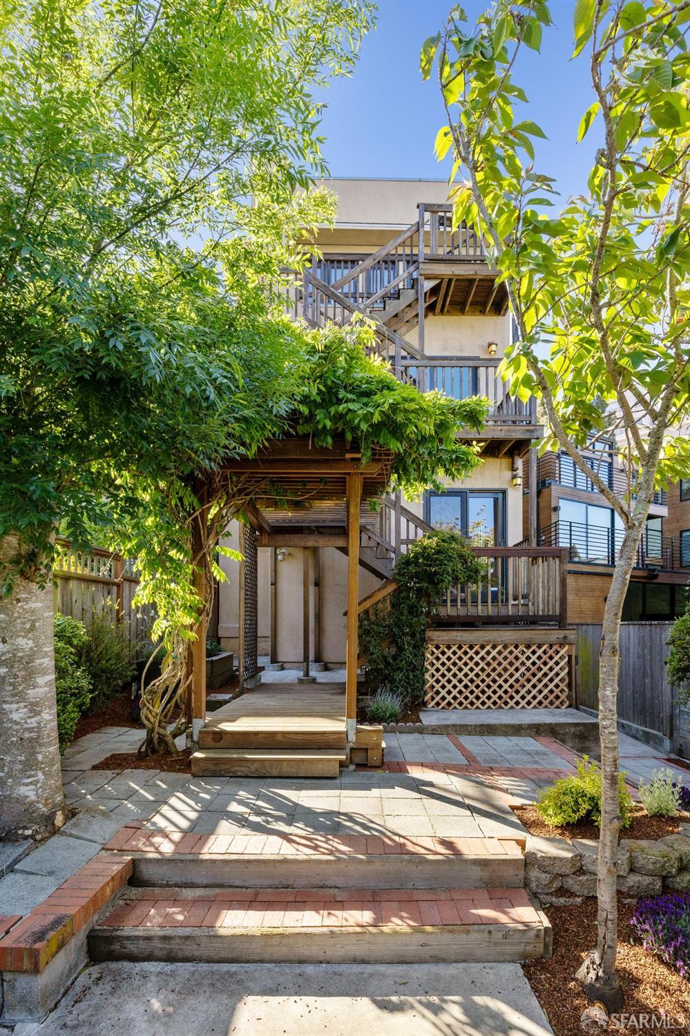 215 Roosevelt Way
