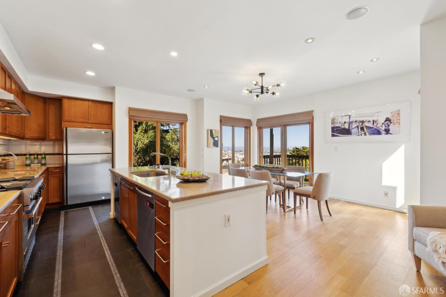 215 Roosevelt Way