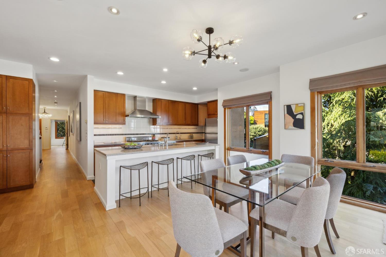 215 Roosevelt Way
