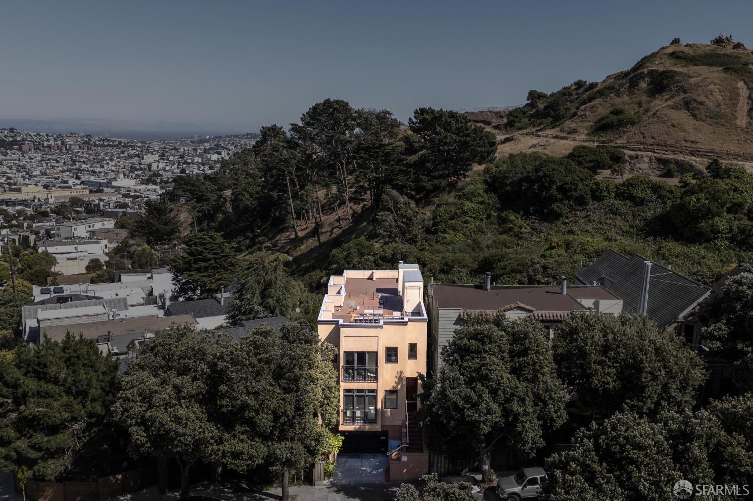 215 Roosevelt Way