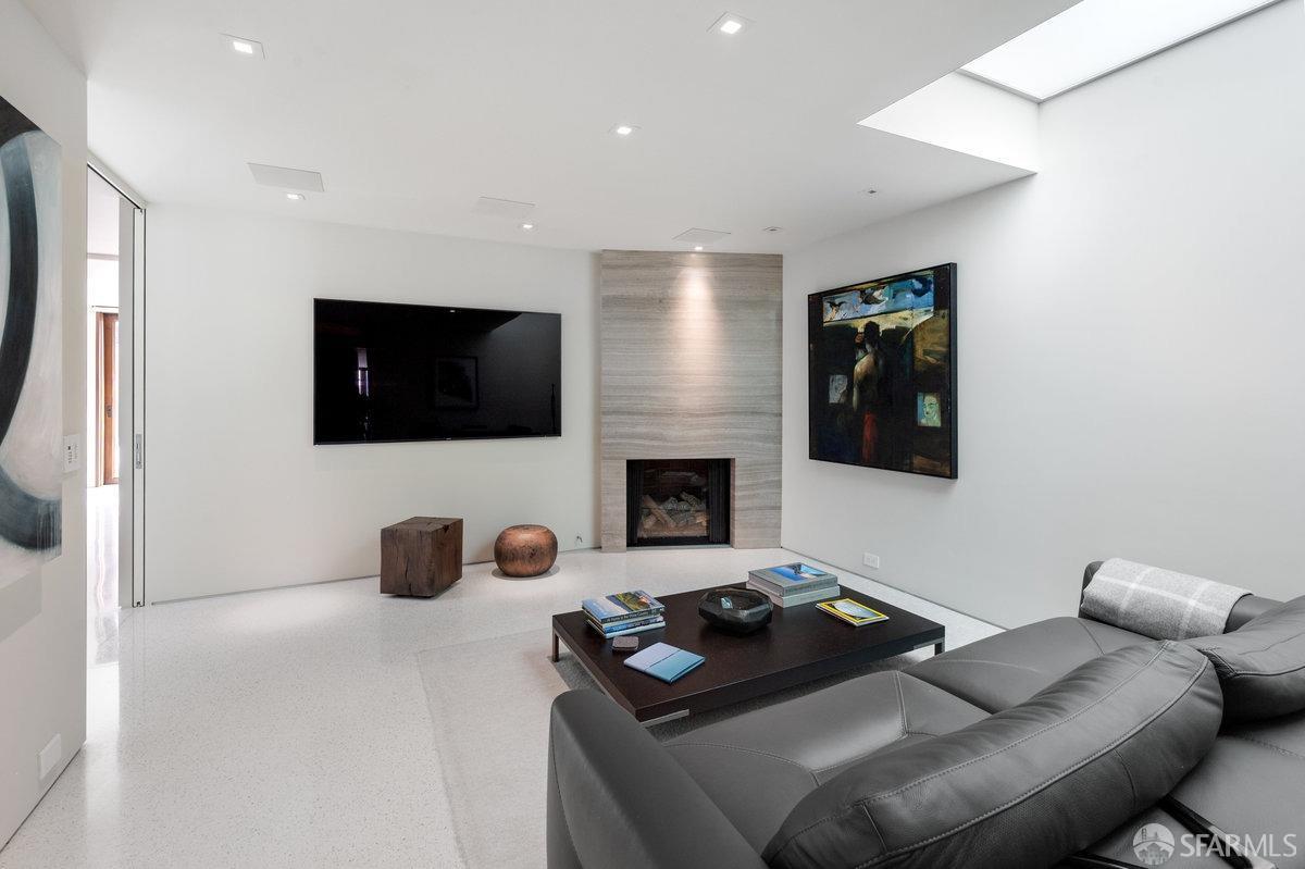 1043 Francisco Street