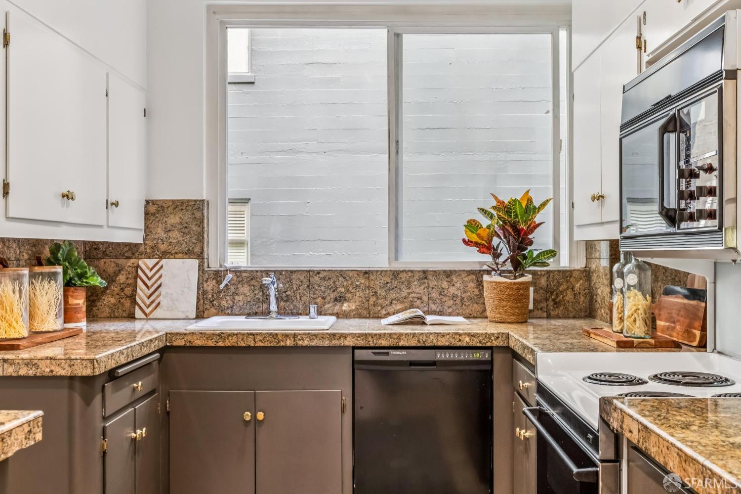 850 Powell Street # 202