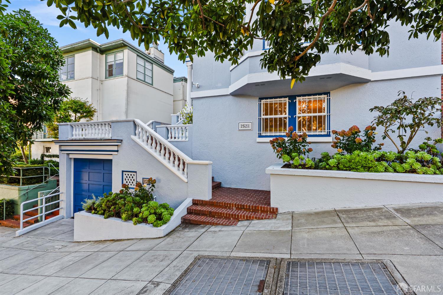 2521 Broadway