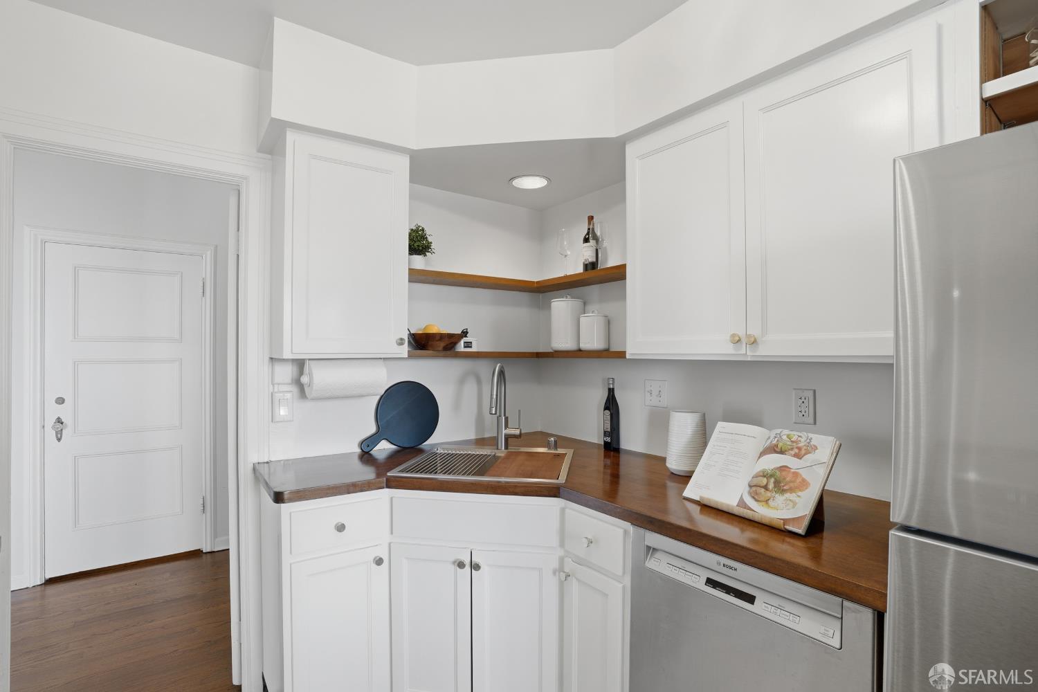 1101 Green Street # 404