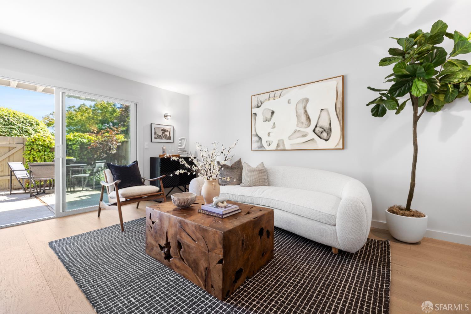 37 Los Altos Square