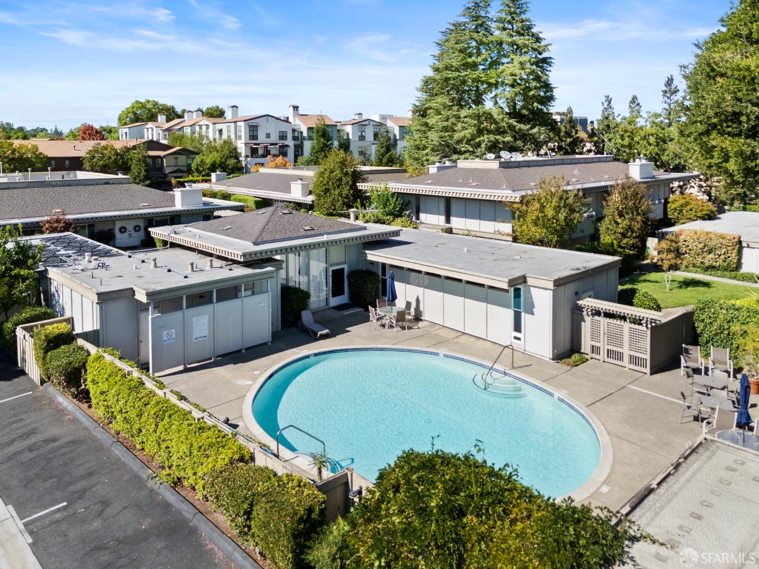 37 Los Altos Square