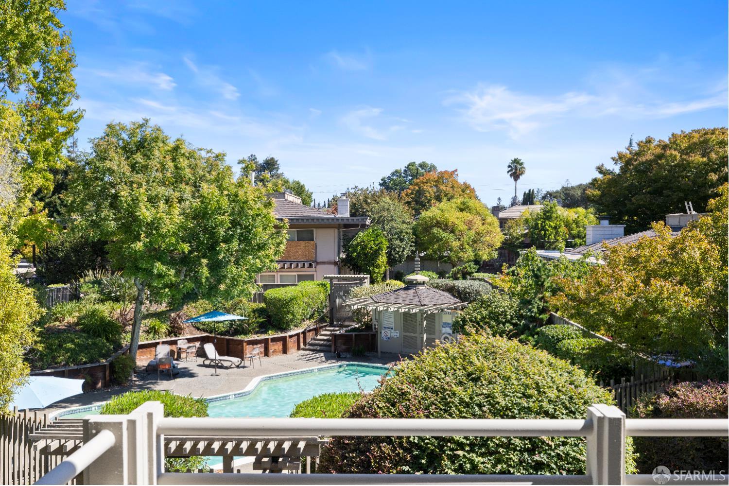 37 Los Altos Square
