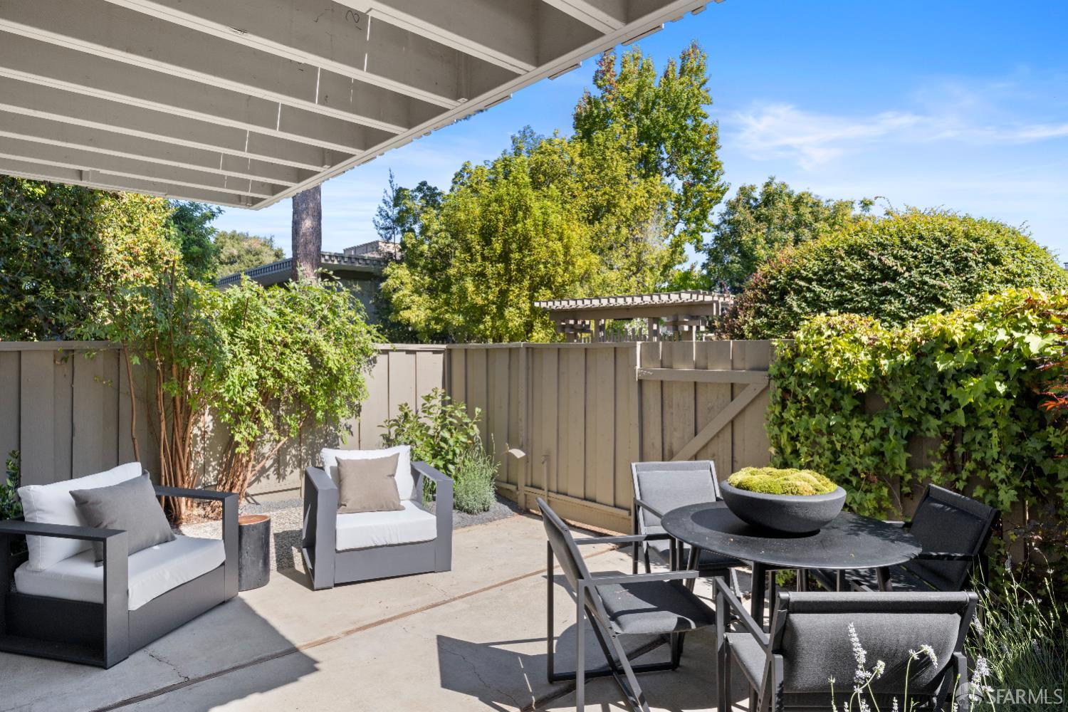 37 Los Altos Square