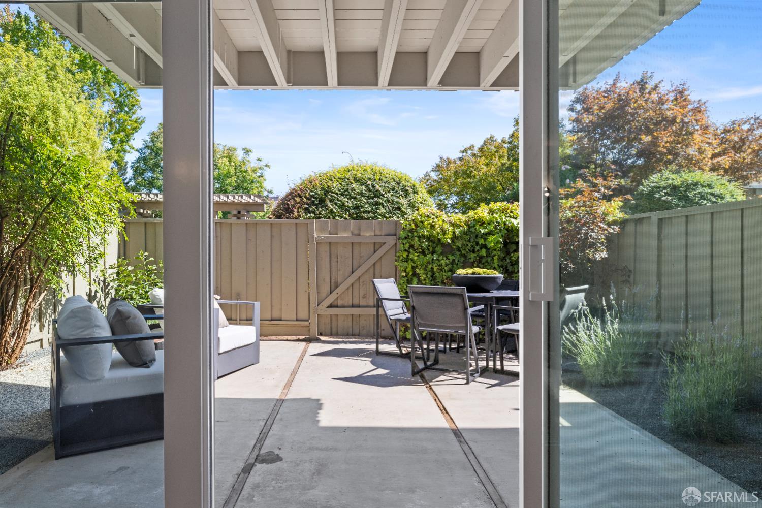 37 Los Altos Square