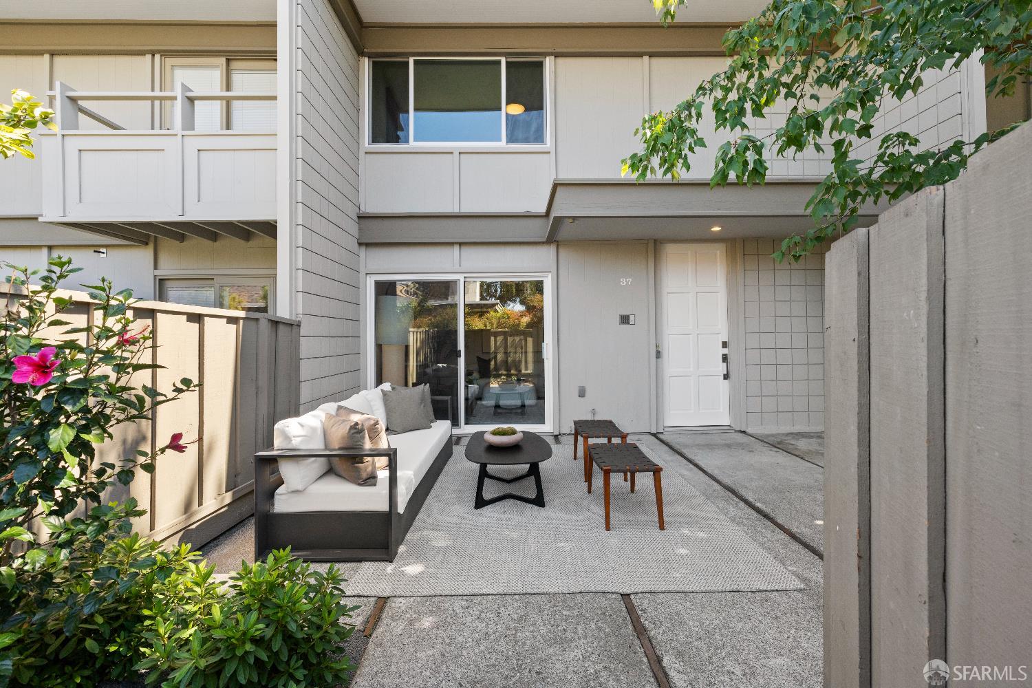 37 Los Altos Square