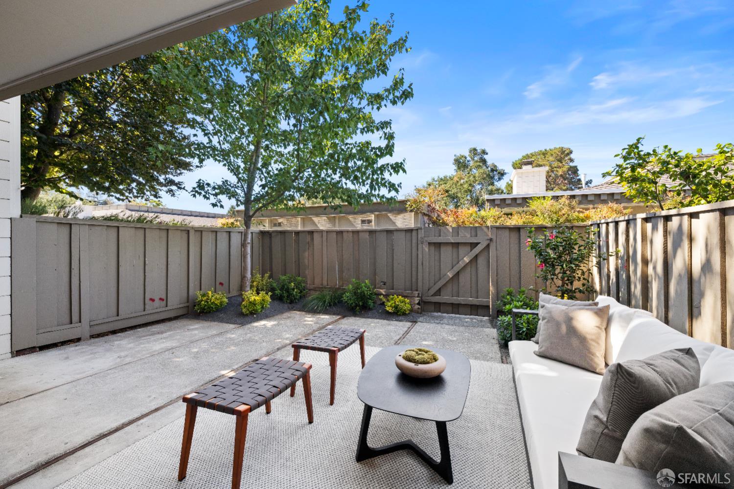 37 Los Altos Square