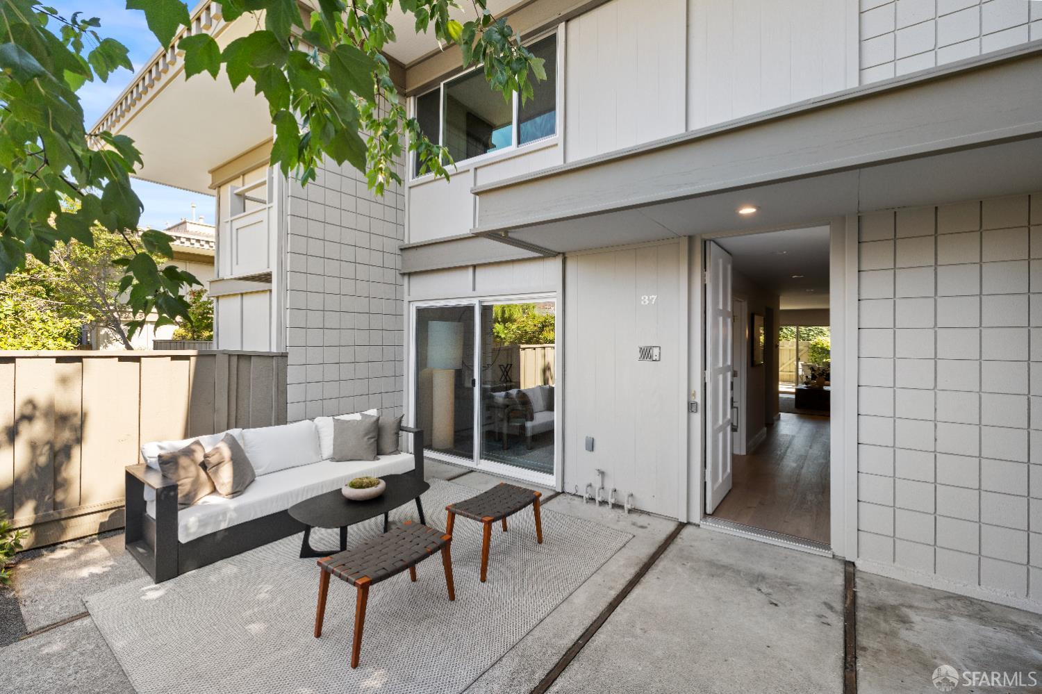 37 Los Altos Square