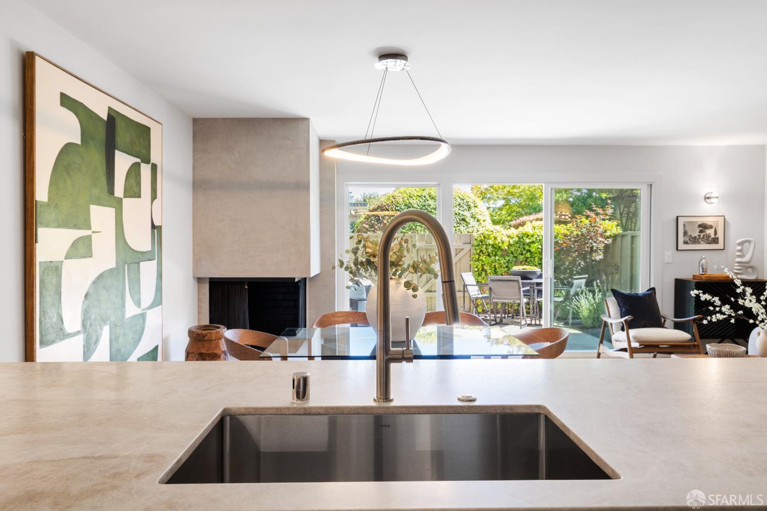 37 Los Altos Square