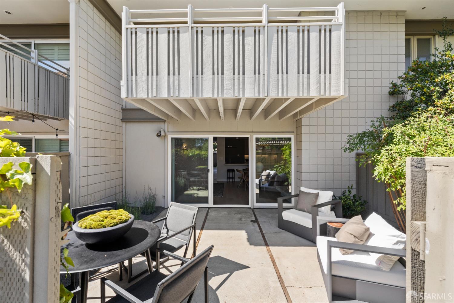 37 Los Altos Square
