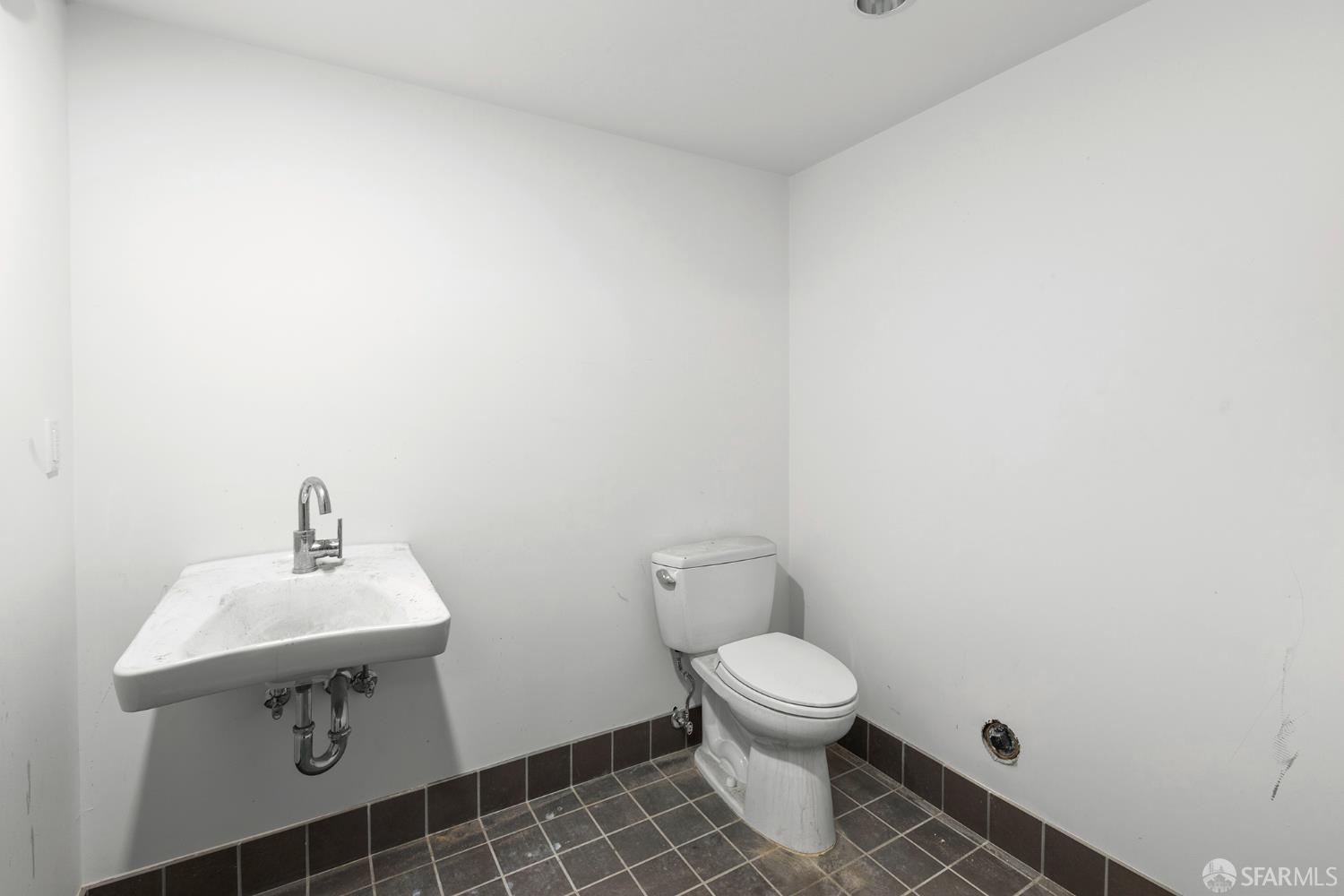 566 S Van Ness Avenue Unit: COMM1