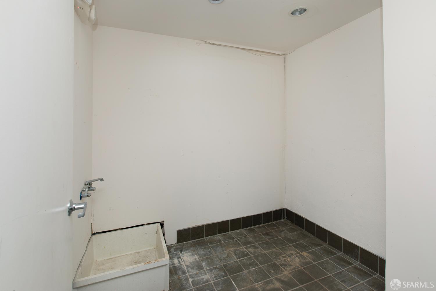 566 S Van Ness Avenue Unit: COMM1