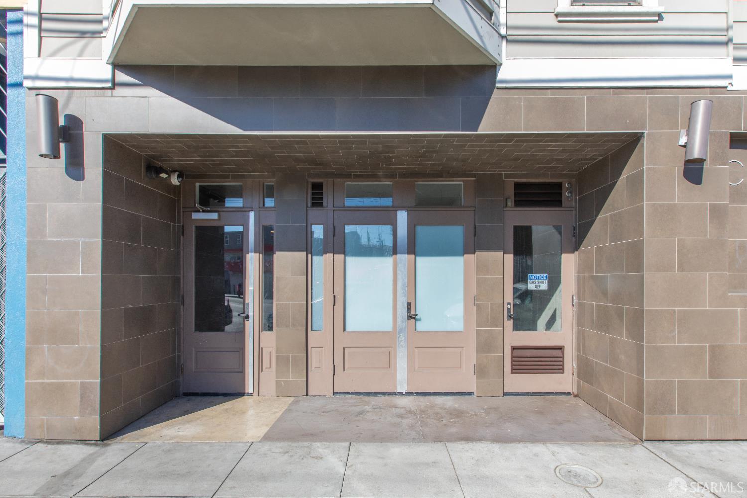 566 S Van Ness Avenue Unit: COMM1