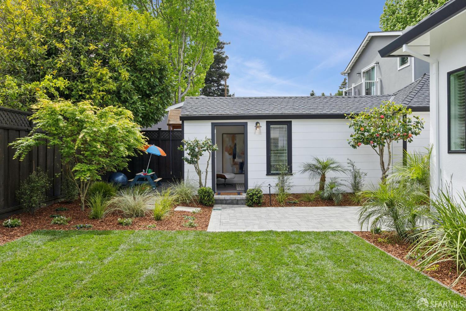 1121 Summer Avenue
