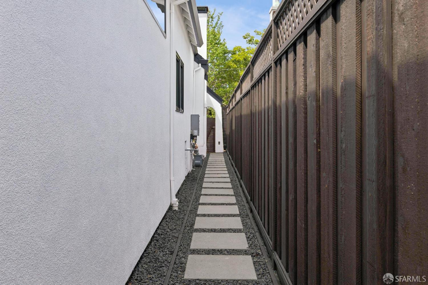 1121 Summer Avenue