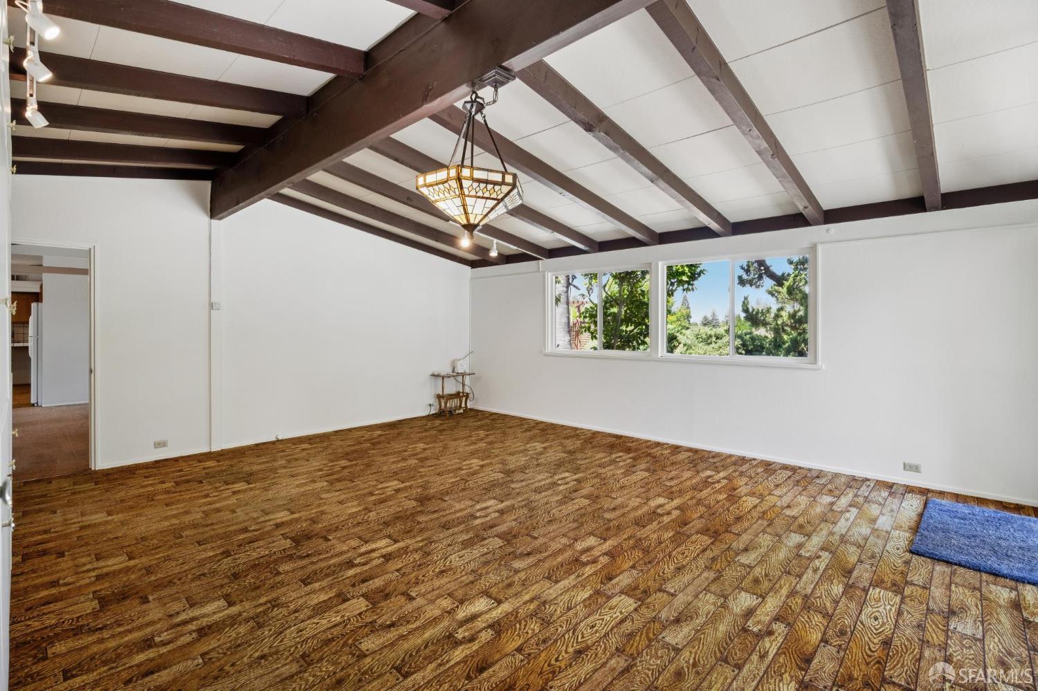 411 Las Lomas Way