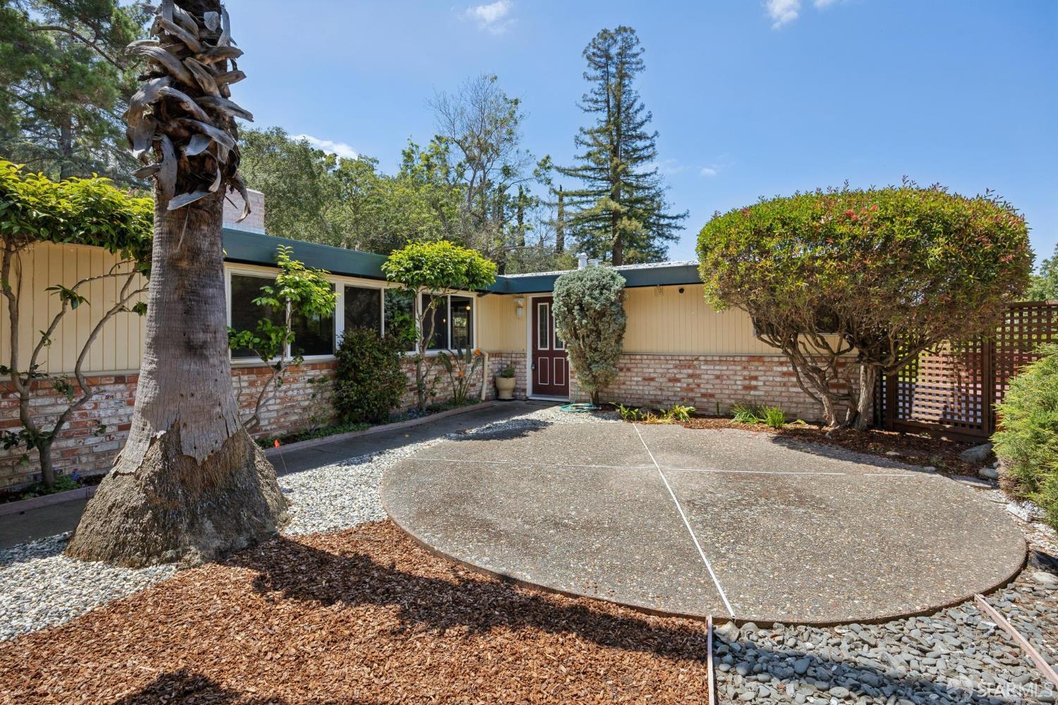 411 Las Lomas Way