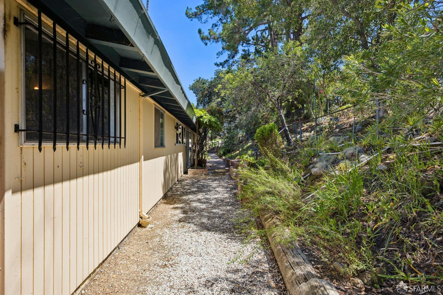 411 Las Lomas Way