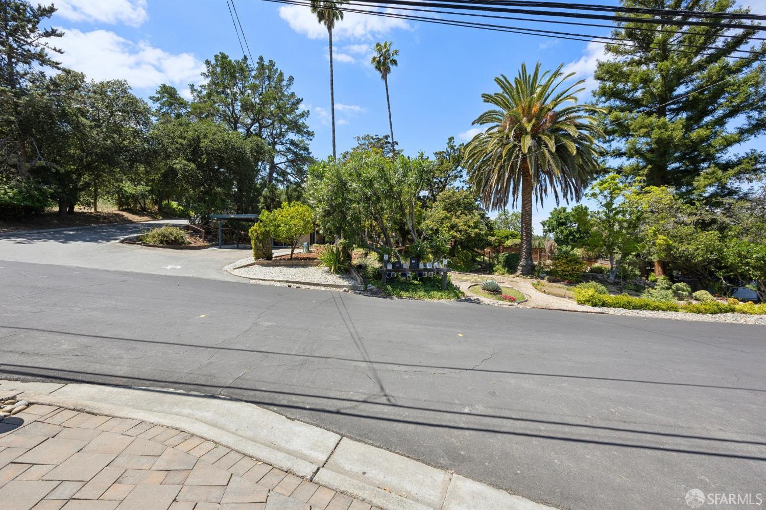 411 Las Lomas Way