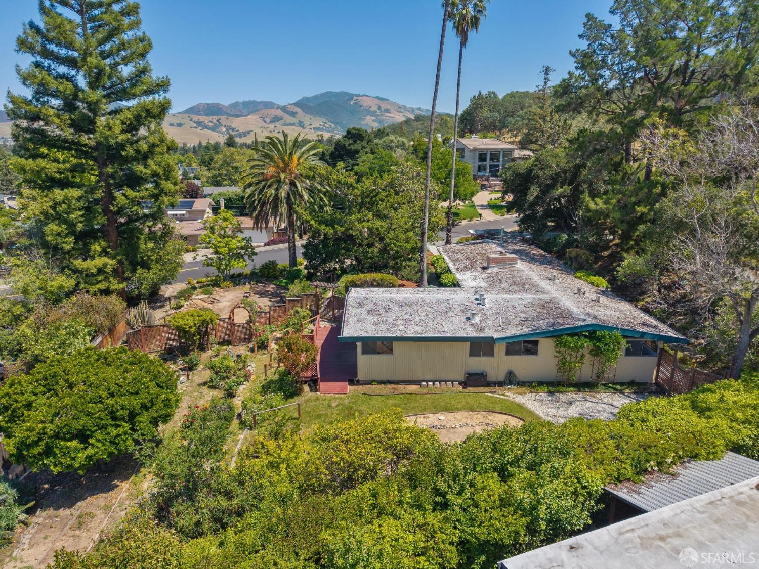 411 Las Lomas Way