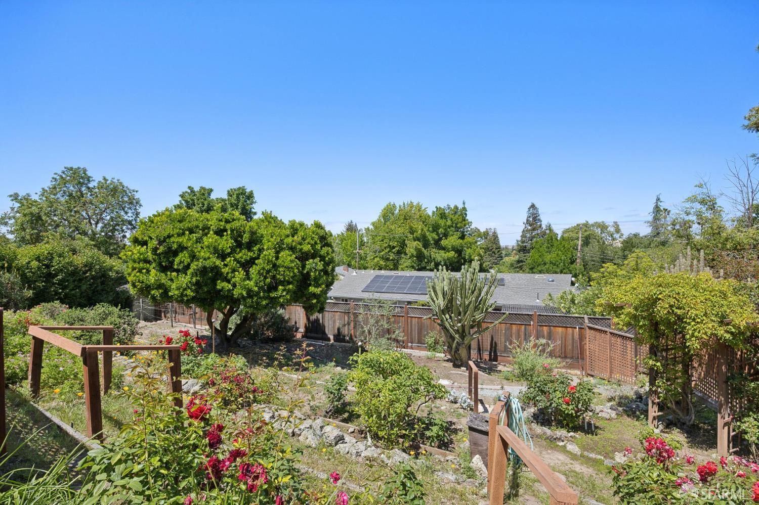 411 Las Lomas Way