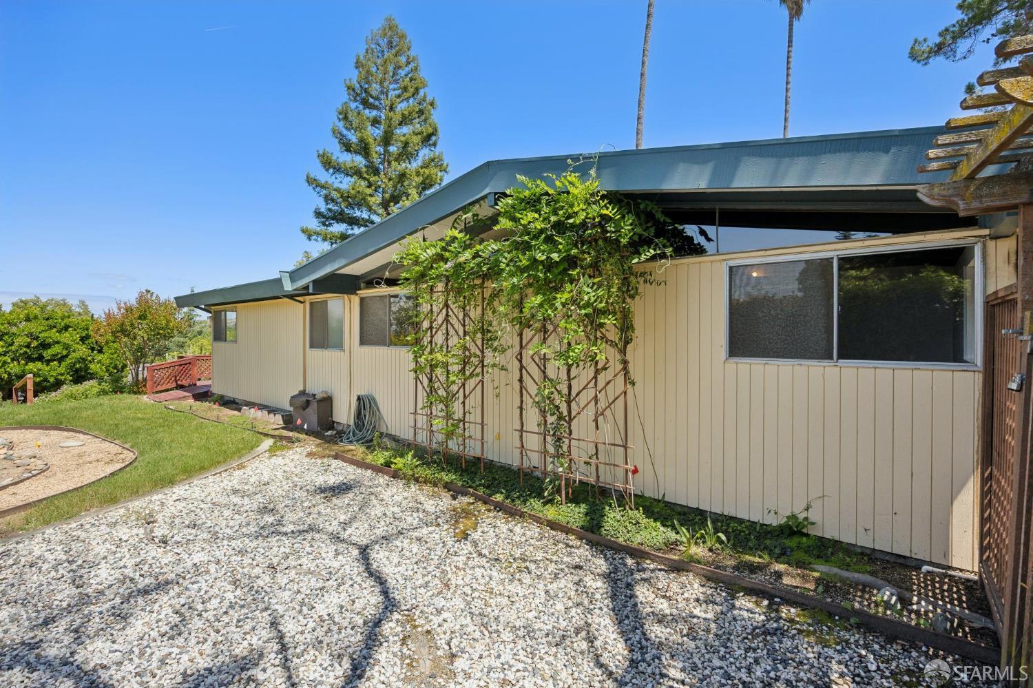 411 Las Lomas Way