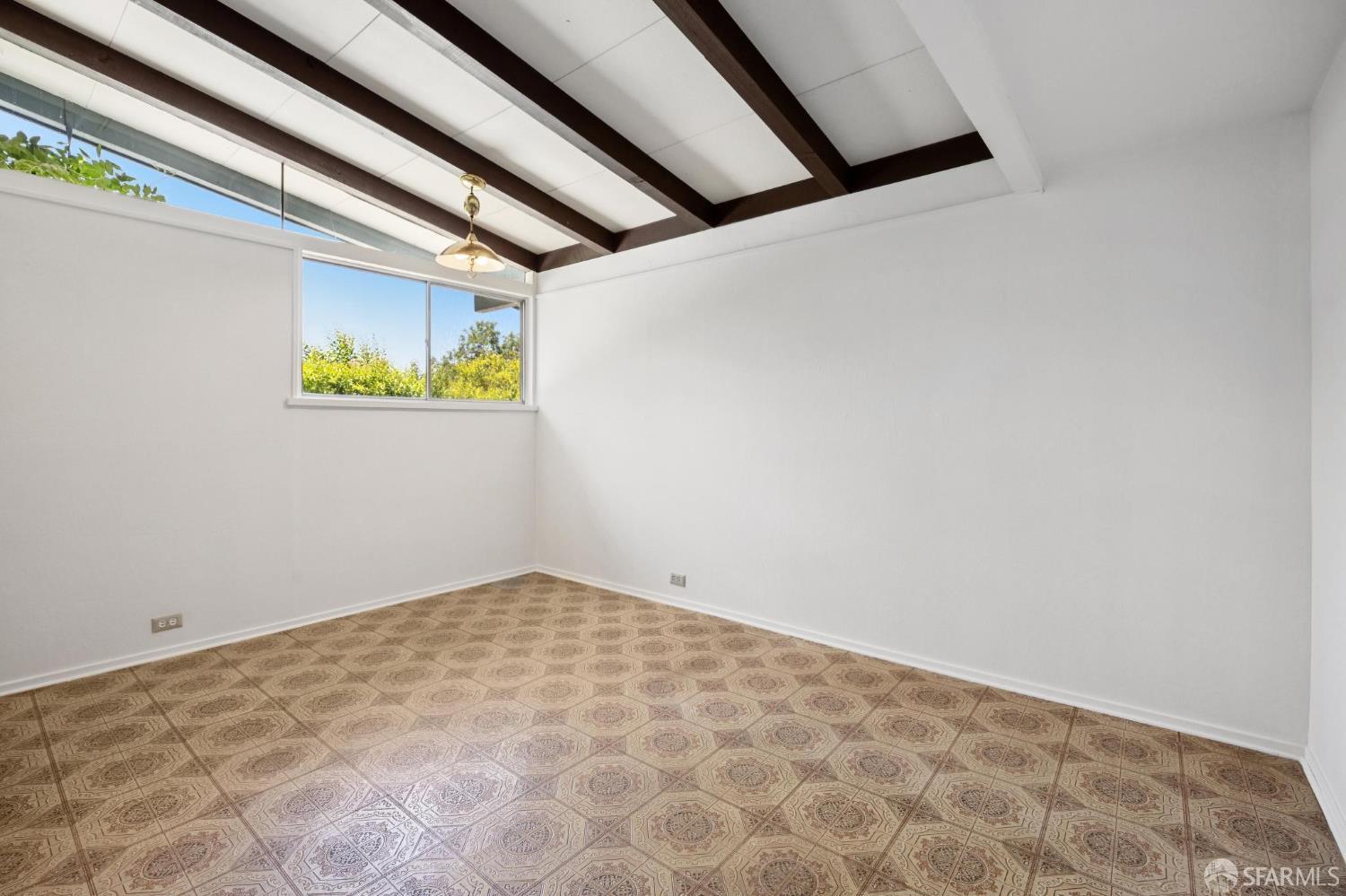 411 Las Lomas Way