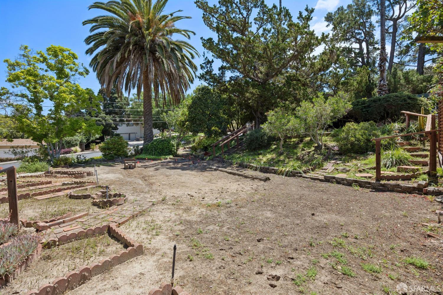 411 Las Lomas Way