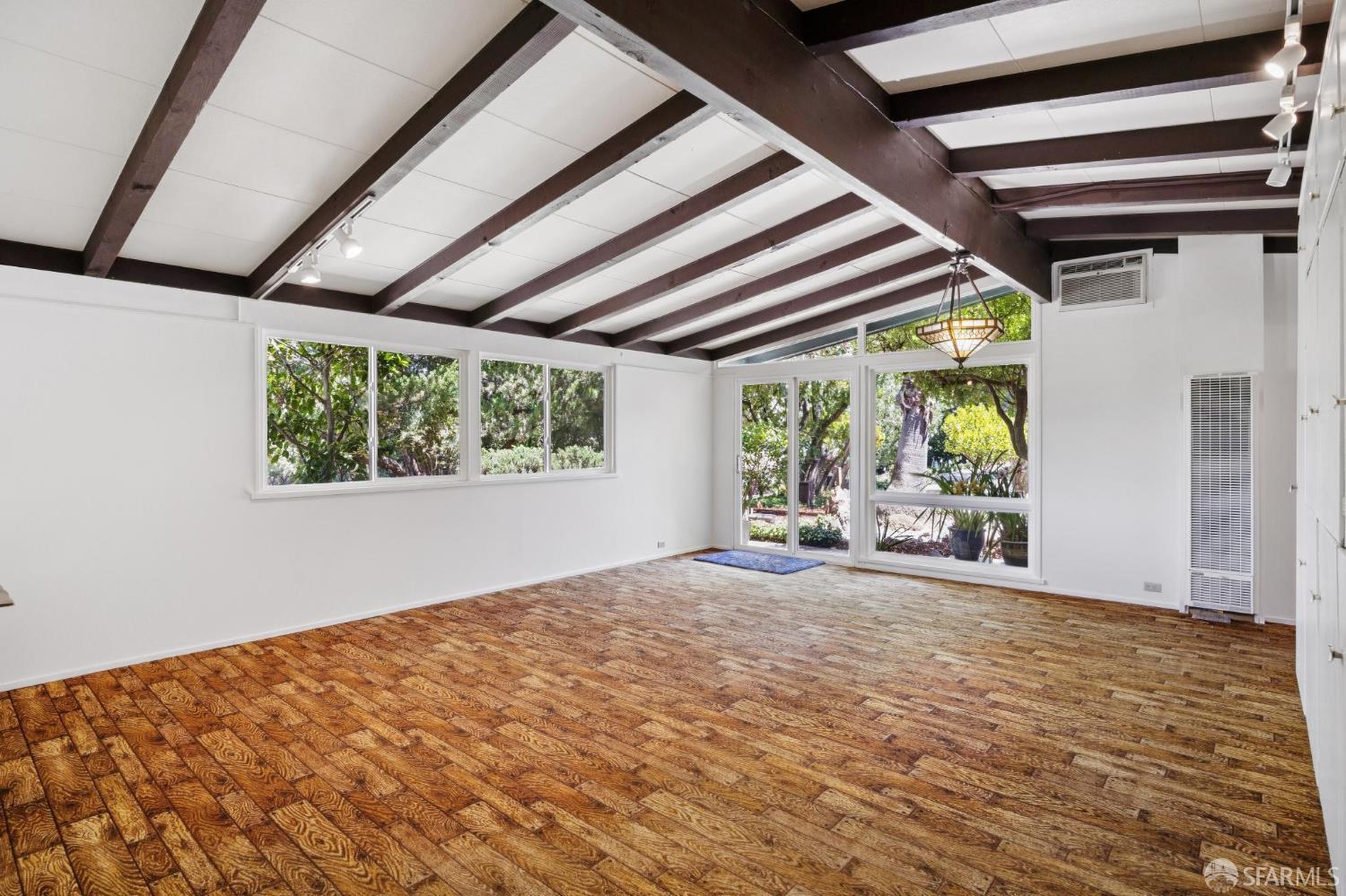 411 Las Lomas Way