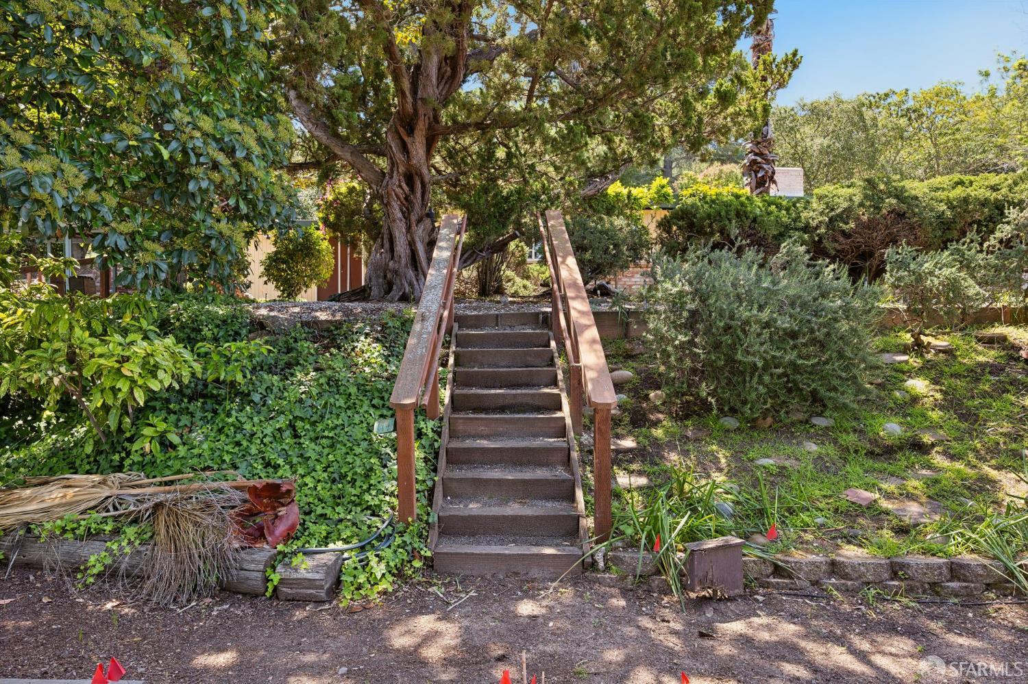 411 Las Lomas Way