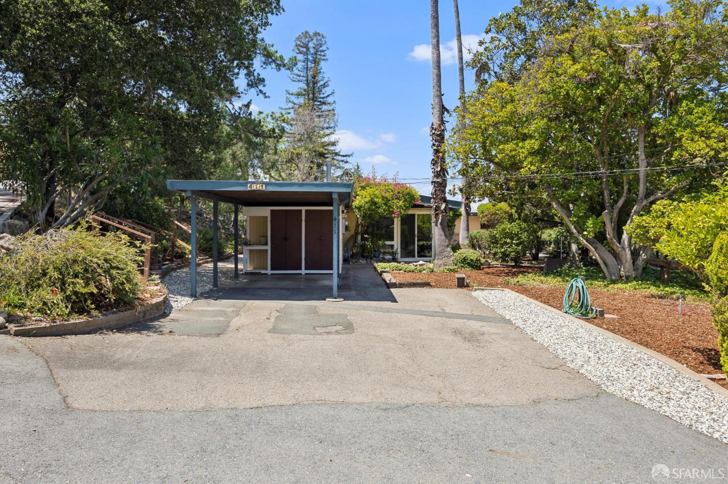 411 Las Lomas Way