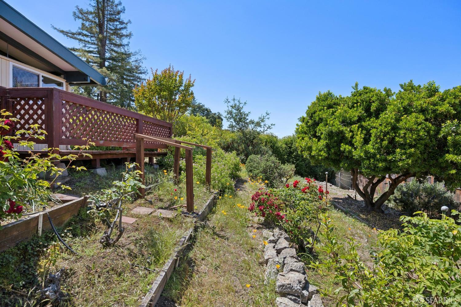 411 Las Lomas Way
